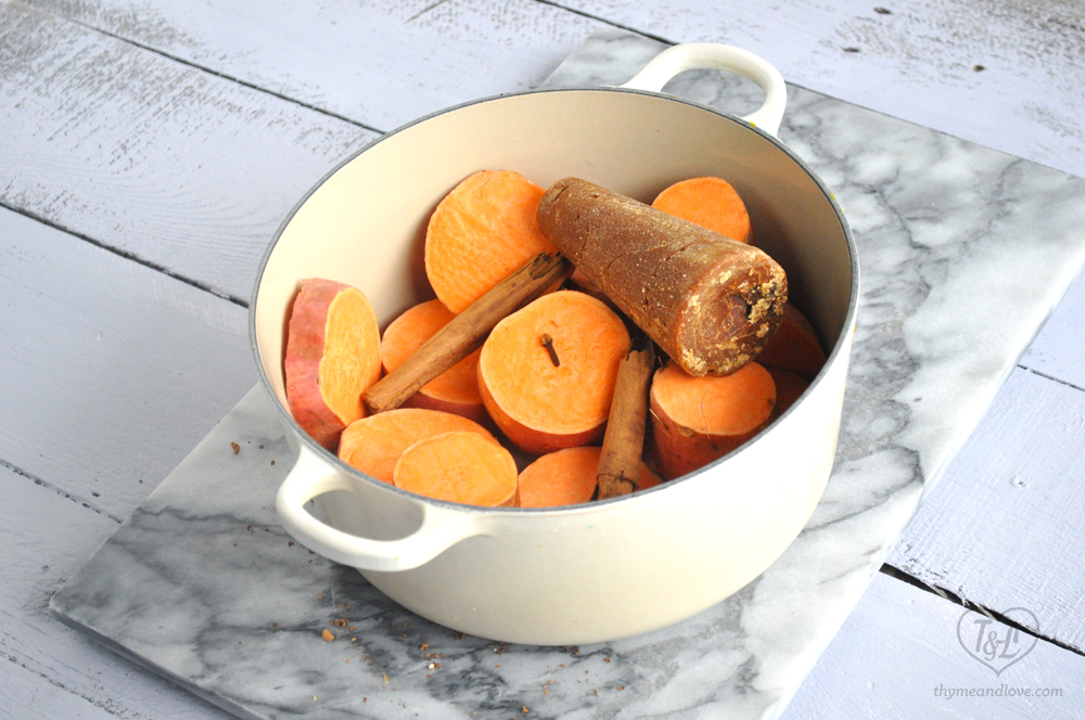 Mexican Candied Sweet Potatoes {camotes enmielado}: a warm, comforting, and easy dessert recipe that is perfect for Dia de los Muertos! 