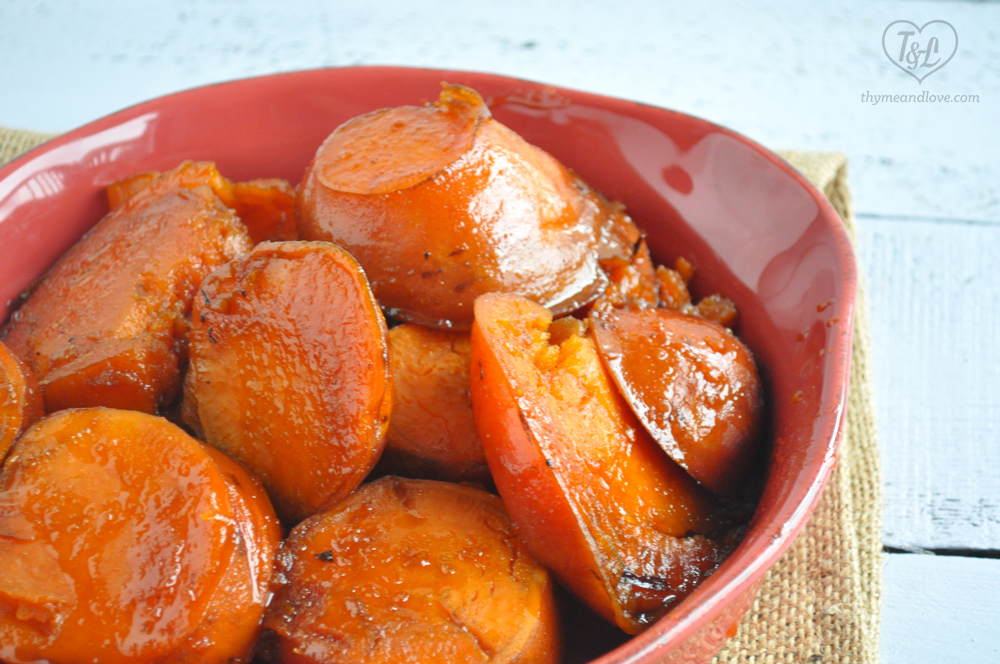 Cozy + Comforting Mexican Candied Sweet Potesは、ホリデーシーズンのテーブルにぴったりです。 サツマイモをシナモン入りの砂糖シロップで煮込んでいます!