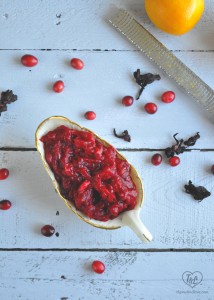 Cranberry Hibiscus Sauce: dried hibiscus flowers bring out the cranberries naturally tartness! Perfect for your holiday dinner. #vegan #thanksgiving #holiday