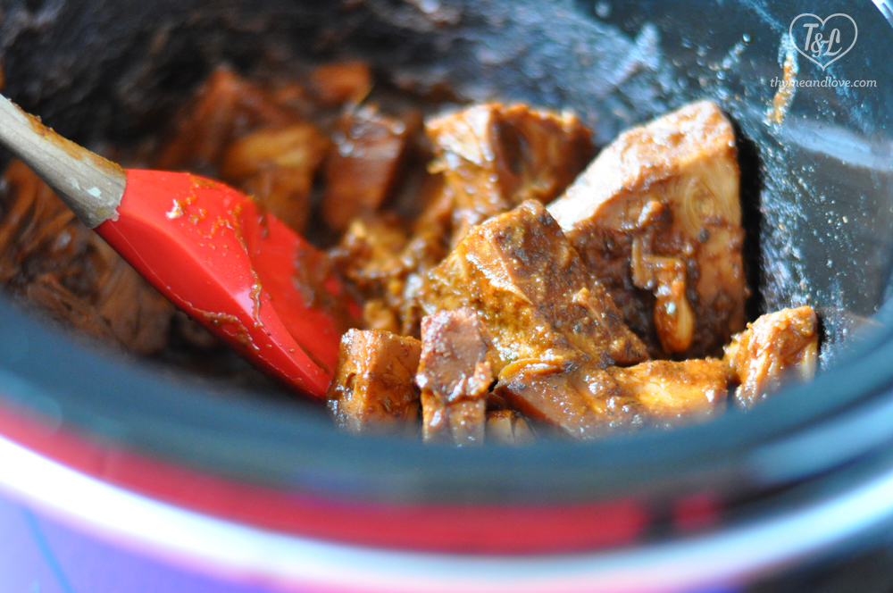 Slow Cooker BBQ Jackfruit: jackfruit is coated in a spice rub then cooked in bbq sauce. Easy, simple and full of flavor! #vegan #bbq #jackfruit 