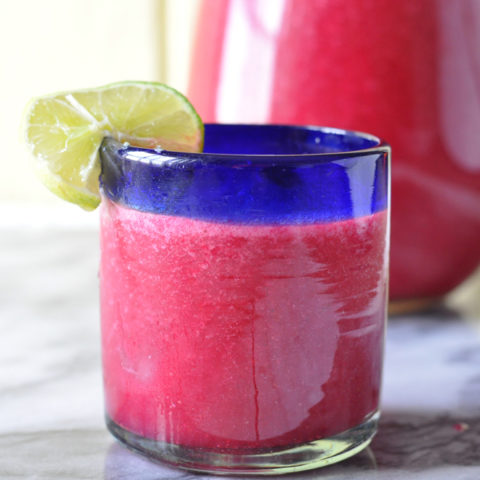 Strawberry Prickly Pear Agua Fresca: the perfect drink for Spring! The color is just gorgeous! Perfect for a Spring brunch! #drink #mexican #agua