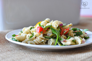 Spinach Artichoke Pasta Salad: a lighter salad option for your bbq or picnics. #vegan #pasta #bbq