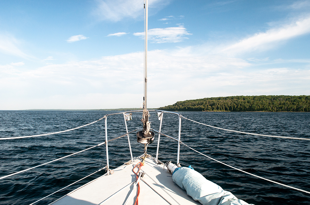 Mackinac Island Travel Tips: take a sail ride with Sail Mackinac for a unique way to see the island! 