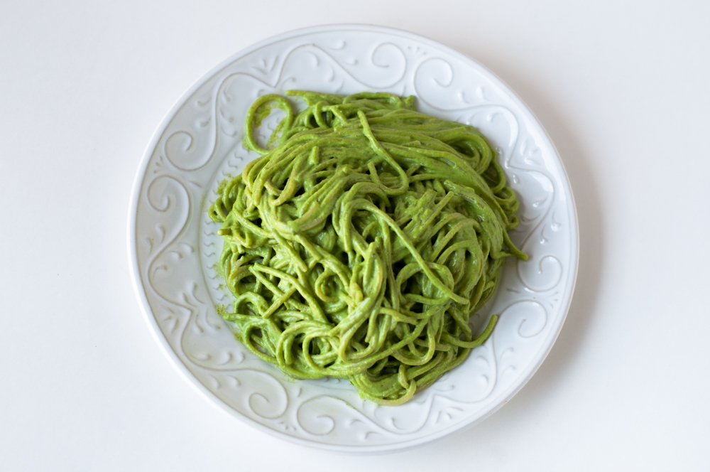 Vegán korianderes pestós spagetti: egy gyors, egyszerű étel, tökéletes azokon a zsúfolt hétköznap esti étkezéseken