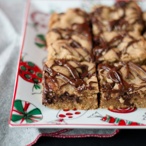Vegan Chocolate Chip Cookie Bar. No one will be able to guess that these cookies are vegan! Perfect for holiday baking. #vegan #christmas