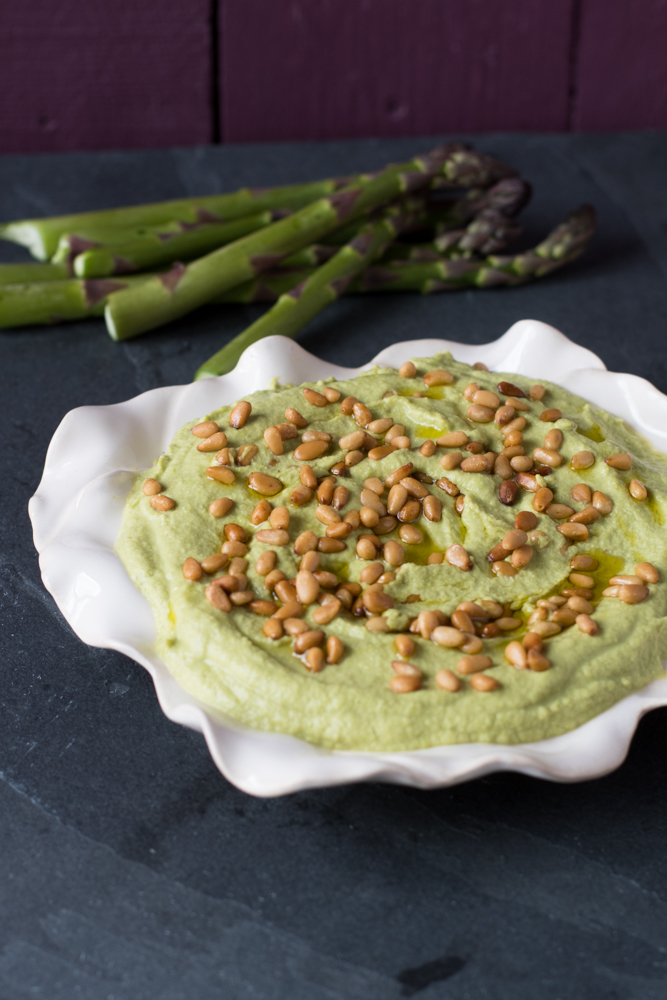 Take advantage of asparagus season and make this healthy asparagus hummus! 