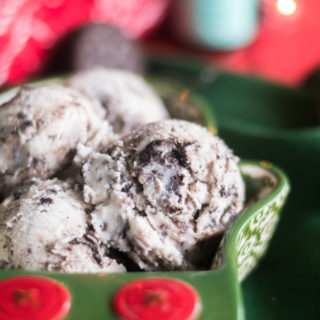 Candy Cane Joe-Joe Vegan Ice Cream is a festive ice cream perfect for the holidays!  #vegan #christmas