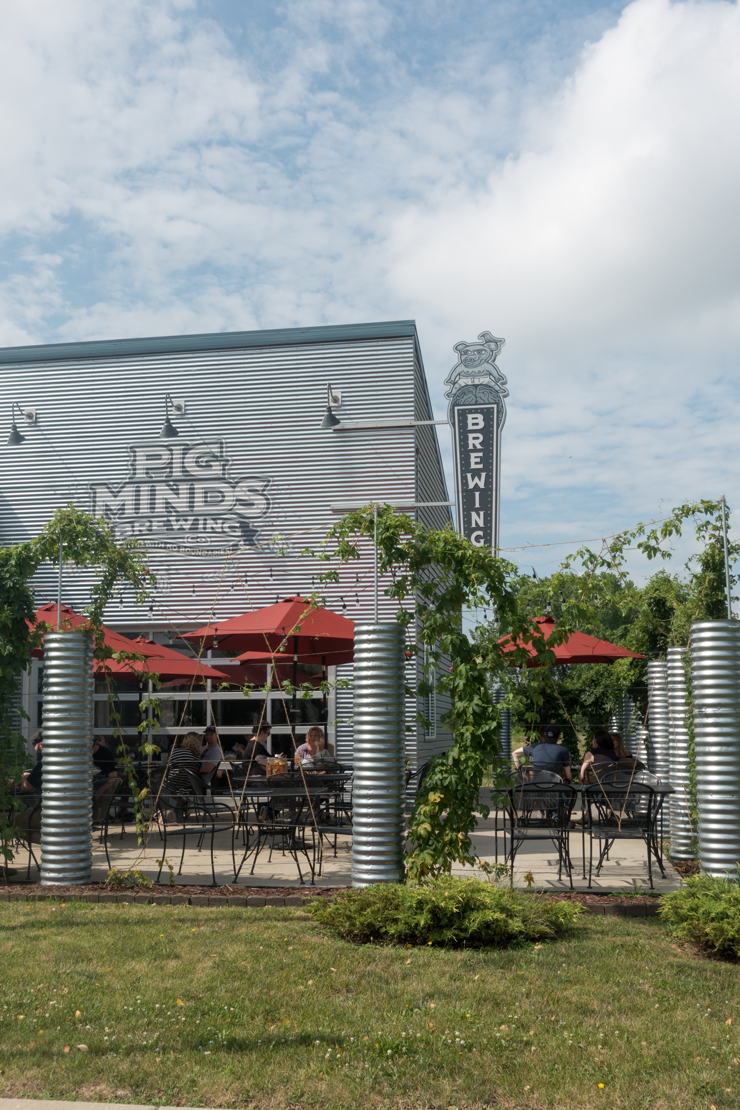 Pig Minds Brewing is an all Vegan brewery located in Machesney Park, Illinois. It is the perfect spot to stop at on a vegan road trip through the Midwest!