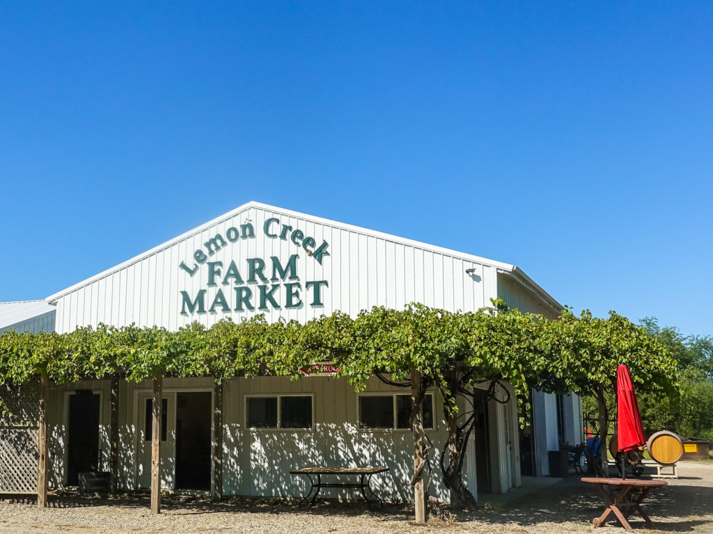 Lemon Creek é um vinhedo e uma adega que é uma empresa familiar com mais de 160 anos de experiência. Os vinhos de Lemon Creek são excepcionais. A vinícola foi premiada com várias medalhas de ouro internacionais, assim como vários prêmios regionais e estaduais.