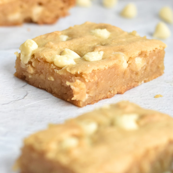 Blondies have notes of caramel and butterscotch. The butterscotch flavor profile gives blondies there unique flavor.