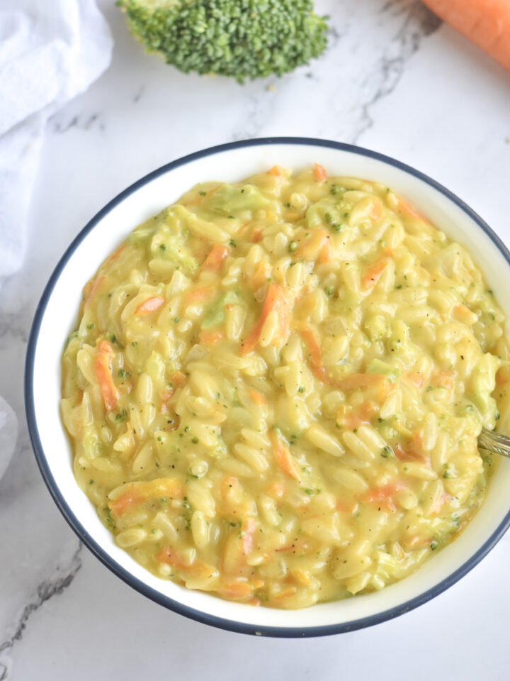 This vegan cheesy orzo with broccoli is a comforting dish that combines orzo pasta, broccoli, and a creamy dairy-free vegan cheese sauce.